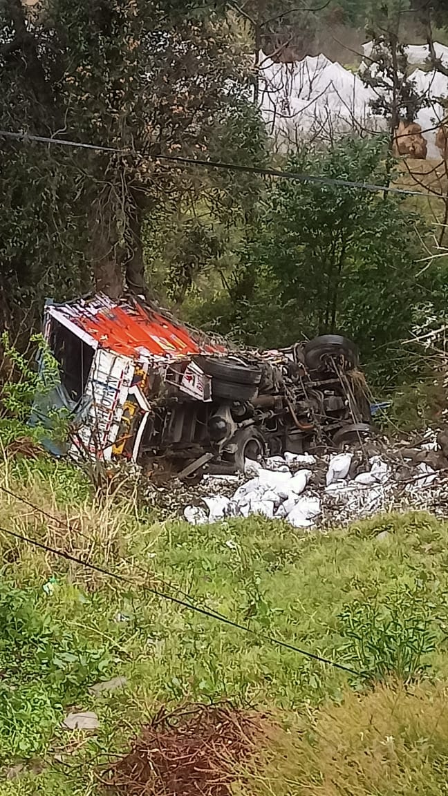 truck overturned in Saraj