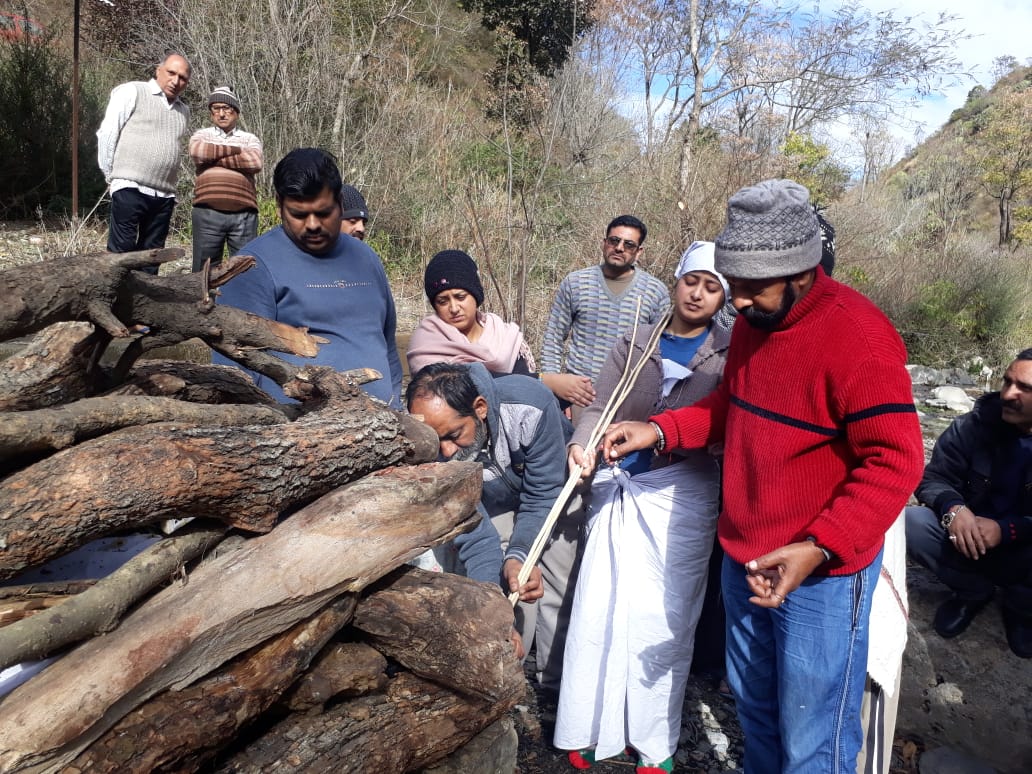 Daughters set fire to father pyre in Solan, सोलन में समाज की बेड़ियां तोड़कर बेटियों ने दी पिता की चिता को मुखाग्नि