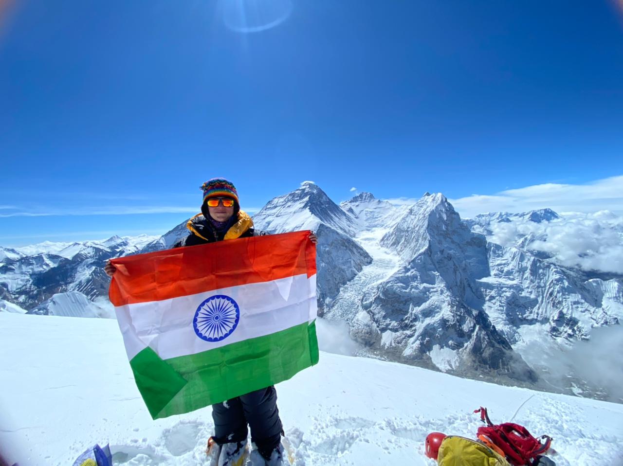 पुमोरी चोटी पर फतह करने के बाद बलजीत कौर ने फहराया झंडा