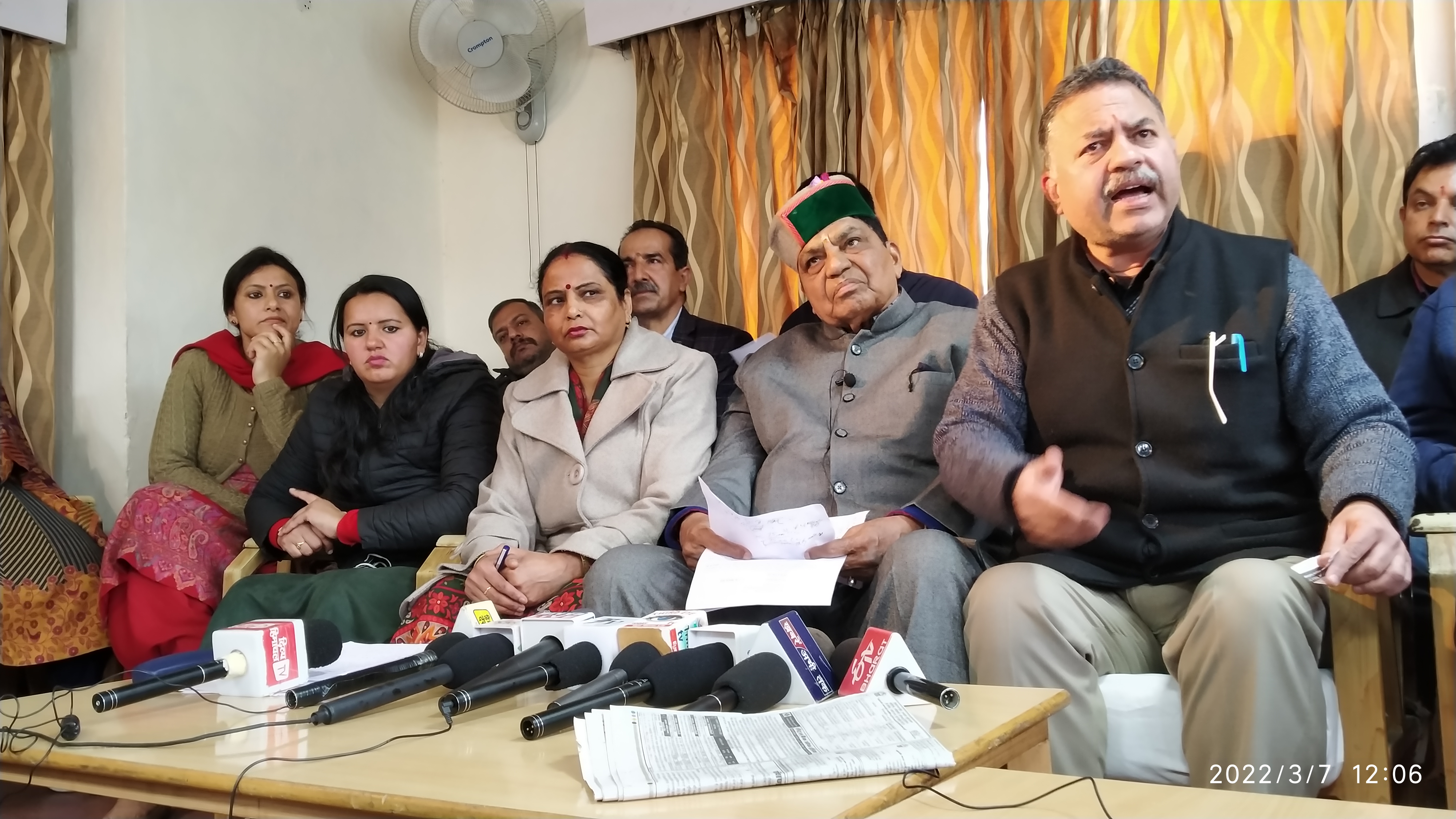 congress held press conference in solan