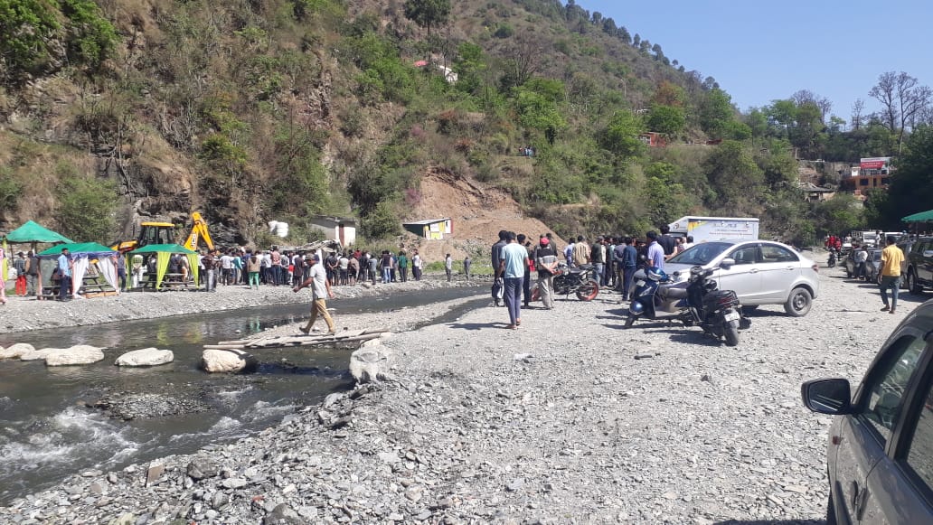 bus falls into a river in solan himachal pradesh