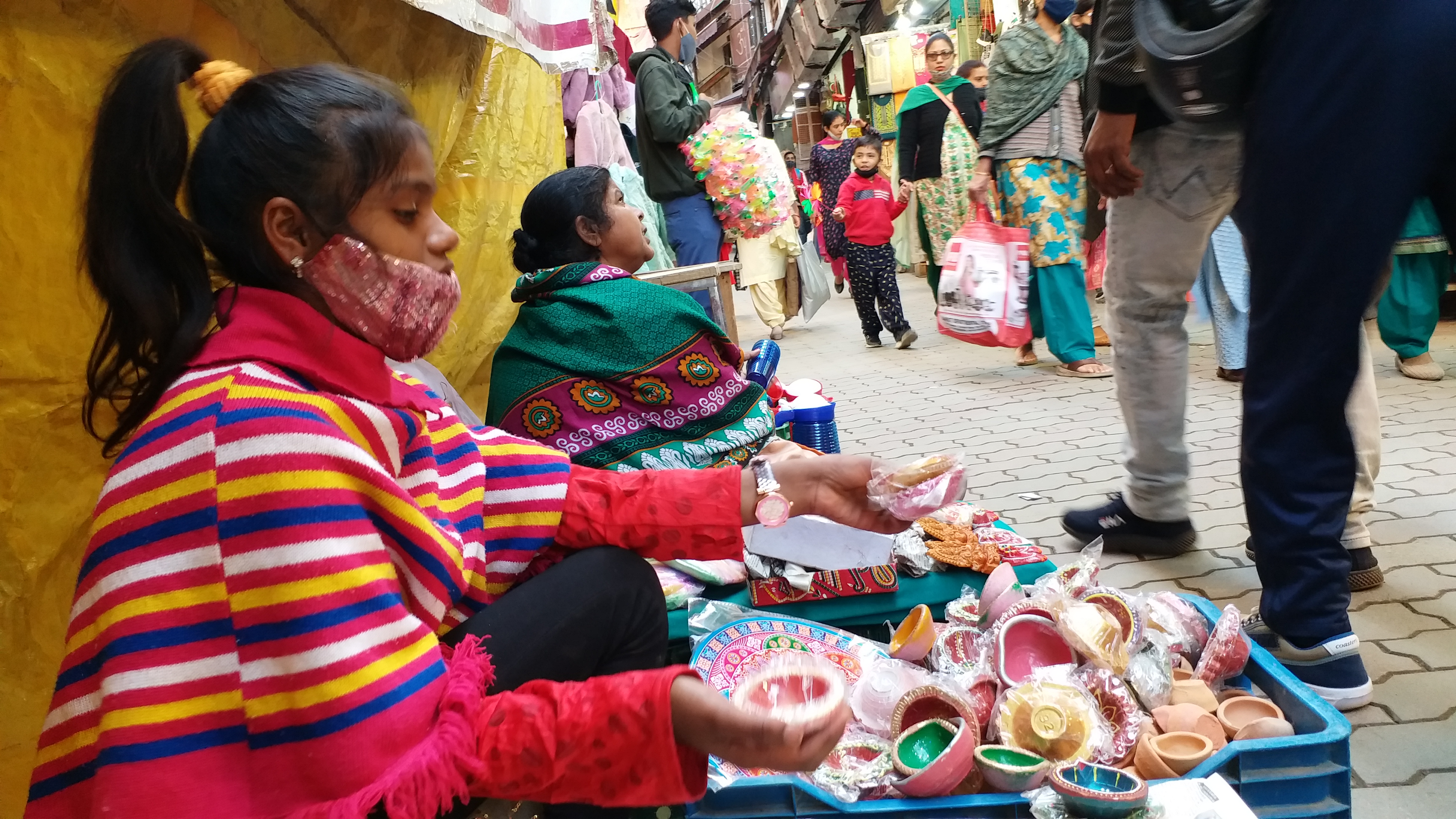 Sales of indigenous earthen lamps increased in markets of Solan