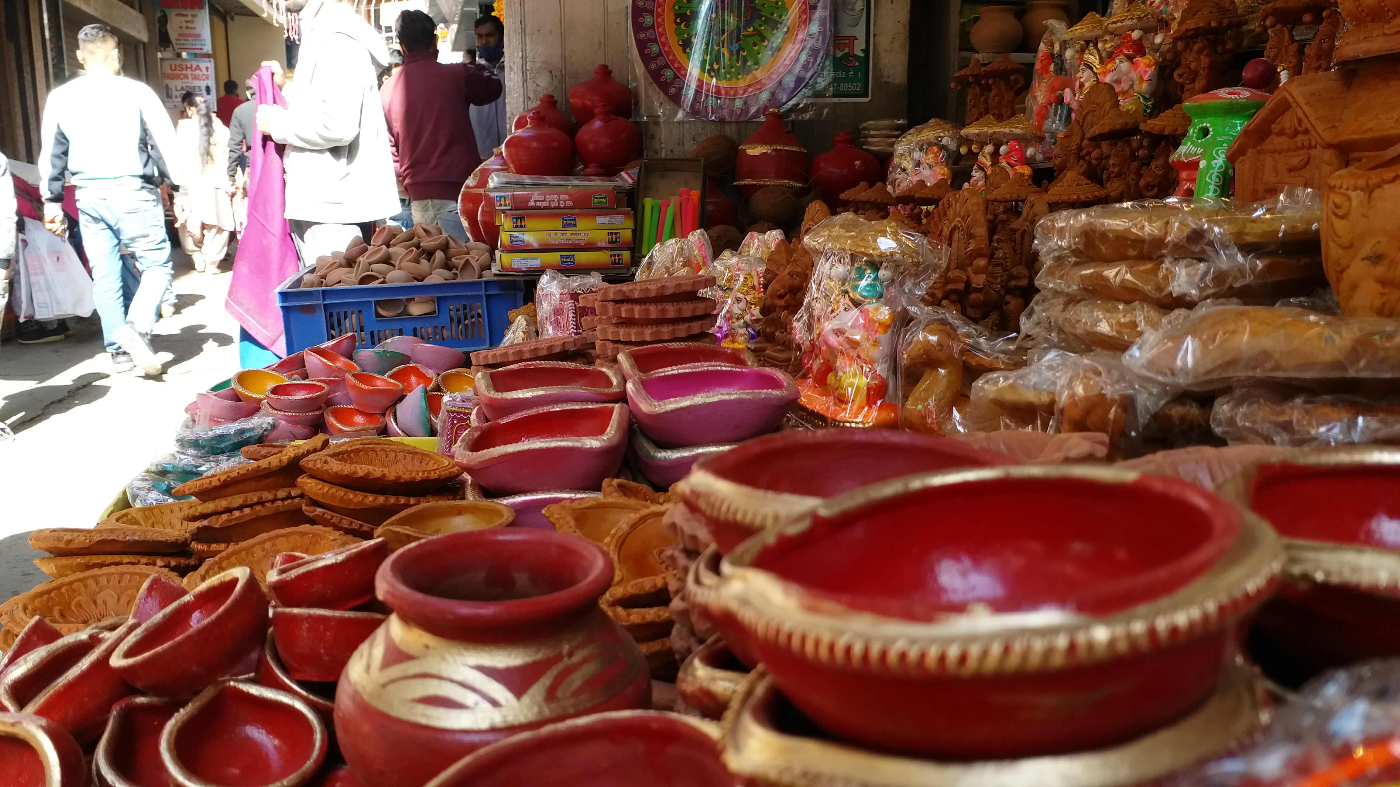 Sales of indigenous earthen lamps increased in markets of Solan