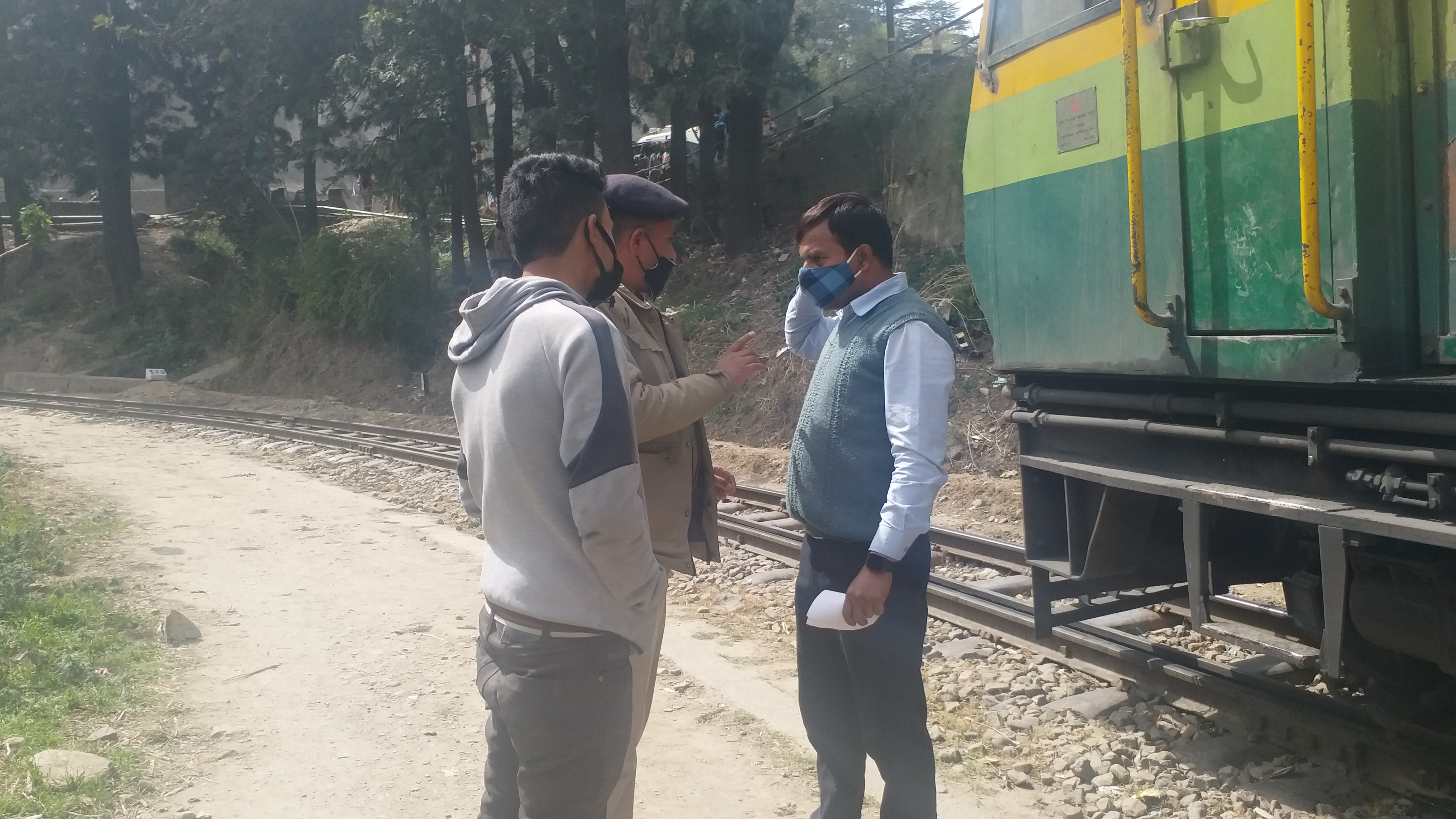 Elderly injured due to train collision in solan, सोलन में ट्रेन की टक्कर से बुजुर्ग घायल