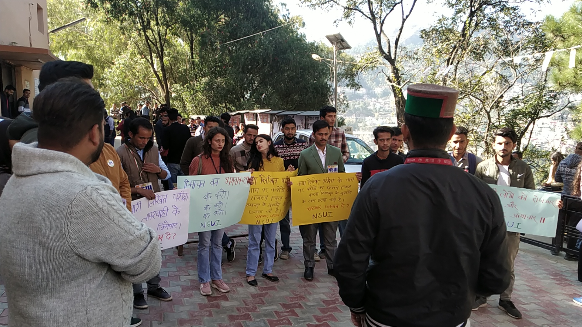 solan, nsui solan protest against jairam government, NSUI सोलन का कॉलेज परिसर में प्रदर्शन, जयराम सरकार के खिलाफ की नारेबाजी, एनएसयूआई छात्र संघ, पटवारी लिखित परीक्षा में गड़बड़ी, सोलन कॉलेज के एनएसयूआई प्रेसिडेंट तुषार, एनएसयूआई के प्रदेशाध्यक्ष छत्र सिंह ठाकुर, ईटीवी भारत