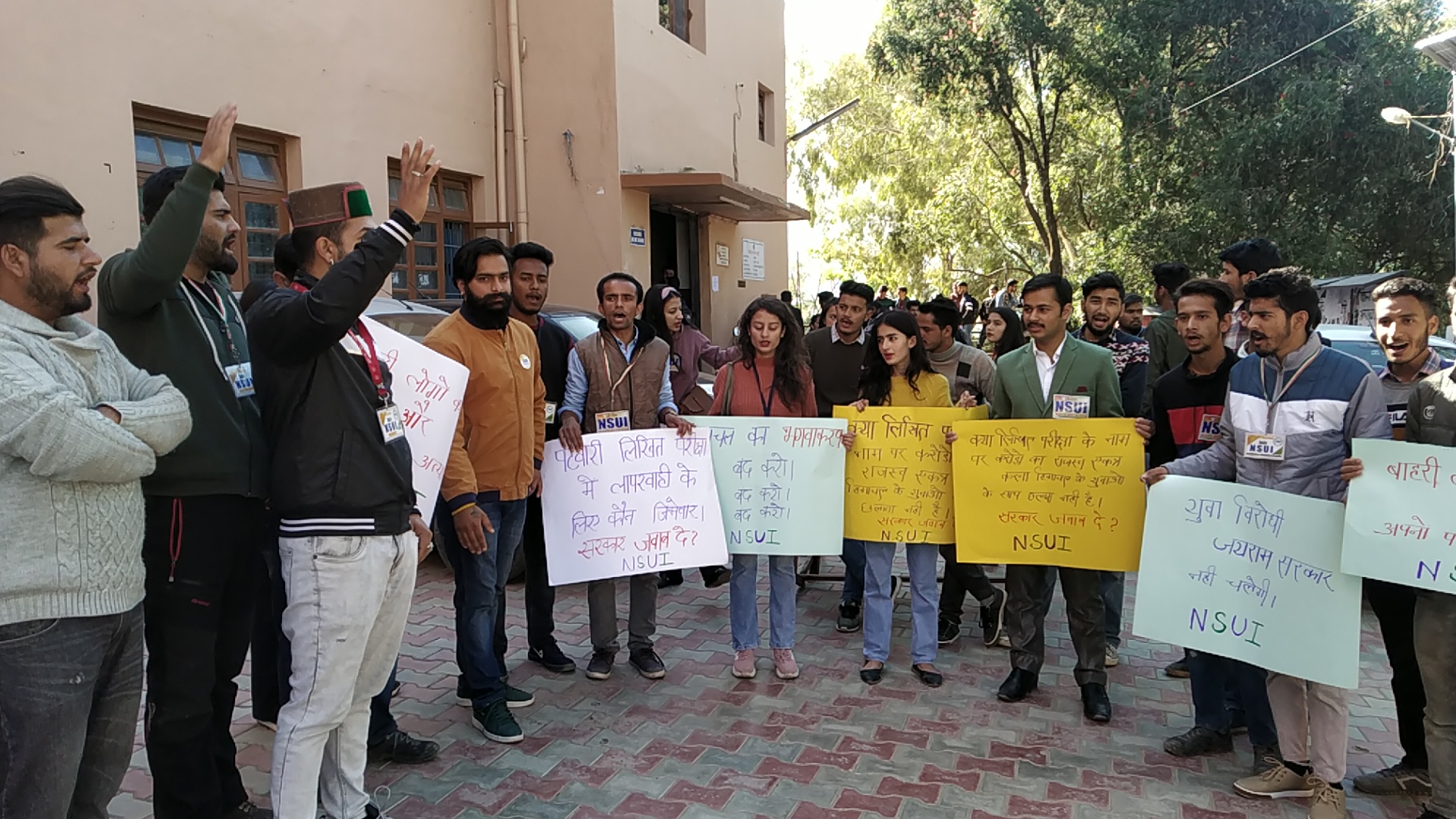 solan, nsui solan protest against jairam government, NSUI सोलन का कॉलेज परिसर में प्रदर्शन, जयराम सरकार के खिलाफ की नारेबाजी, एनएसयूआई छात्र संघ, पटवारी लिखित परीक्षा में गड़बड़ी, सोलन कॉलेज के एनएसयूआई प्रेसिडेंट तुषार, एनएसयूआई के प्रदेशाध्यक्ष छत्र सिंह ठाकुर, ईटीवी भारत