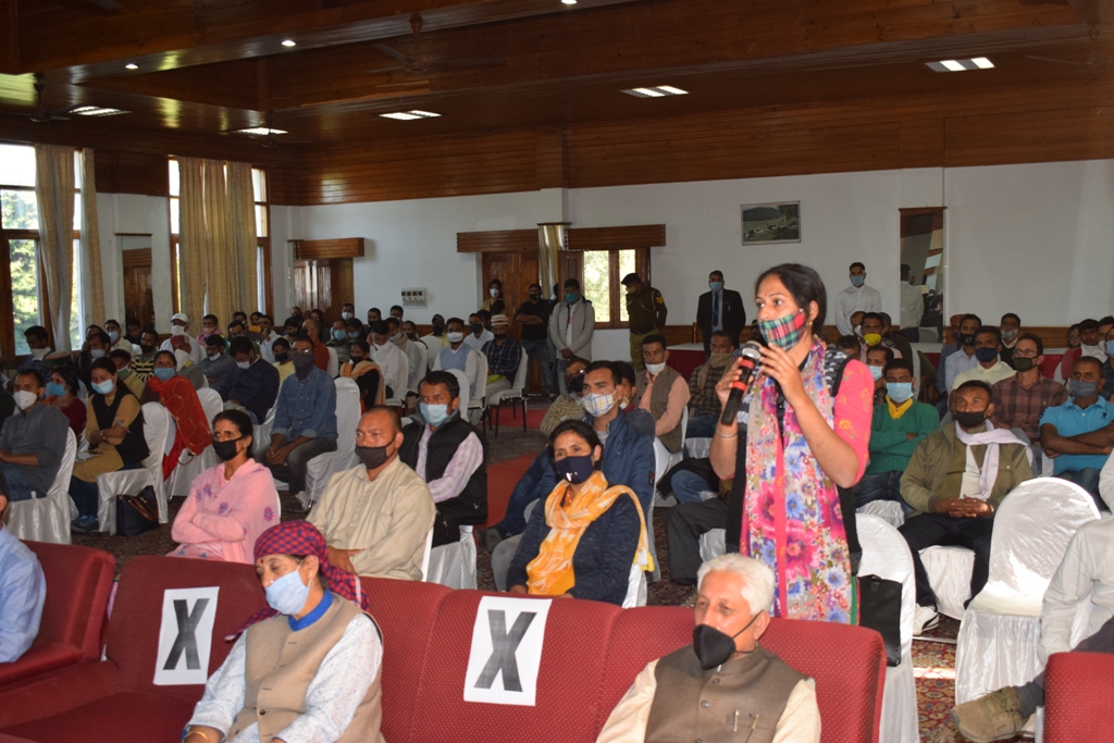 Former Governor Acharya Devvrat Interacted with farmers doing natural farming In Himachal