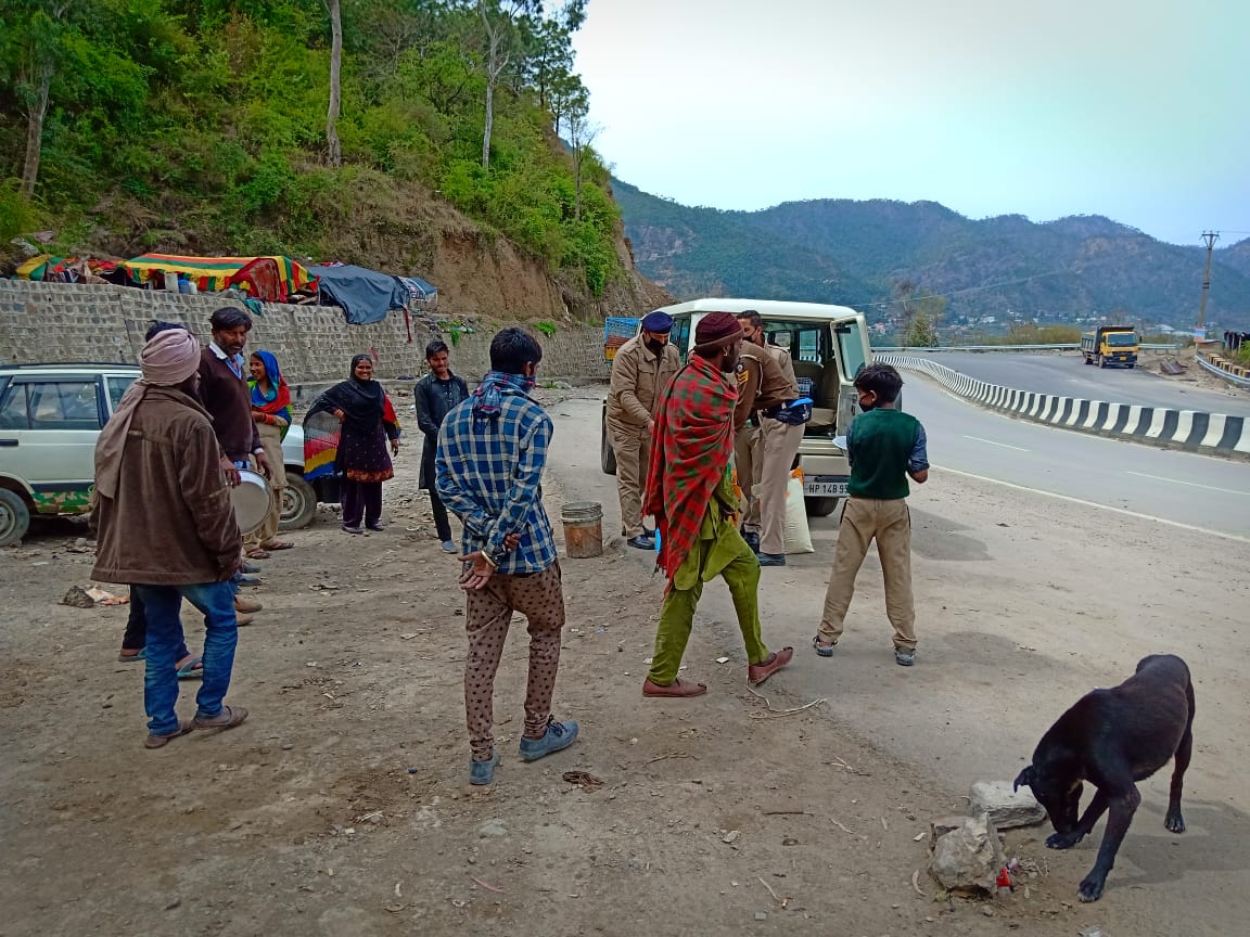 Solan police personnel helped slum dwellers in curfew, कर्फ्यू में झुग्गी झोपड़ी वालों के लिए मसीहा बने सोलन पुलिस के जवान