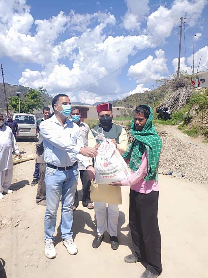 Rajiv Saizal distributed food in solan