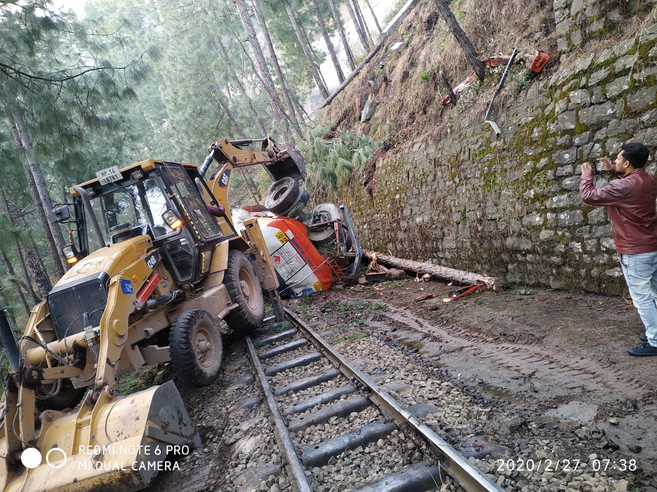 Kerosene-filled tanker fell on the Kalka-Shimla railway track, कालका-शिमला रेलवे ट्रैक पर मिट्टी के तेल से भरा टैंकर गिरा