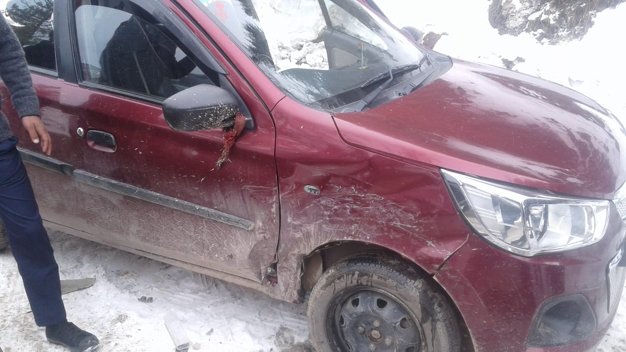 Vehicles collide On snow shimla