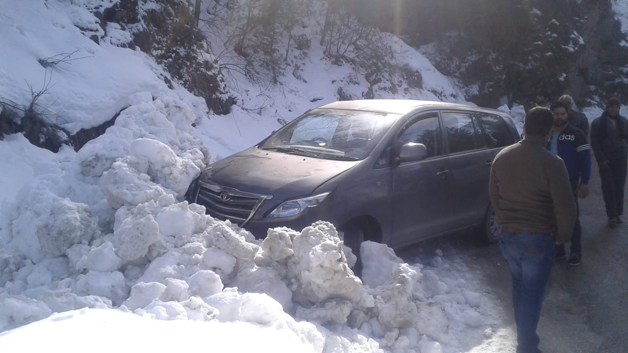 Vehicles collide On snow shimla