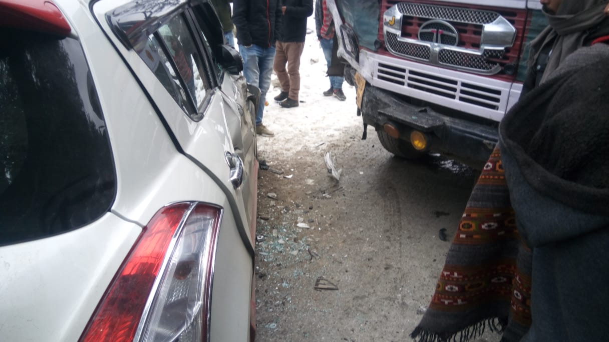 Vehicles collided On snow shimla