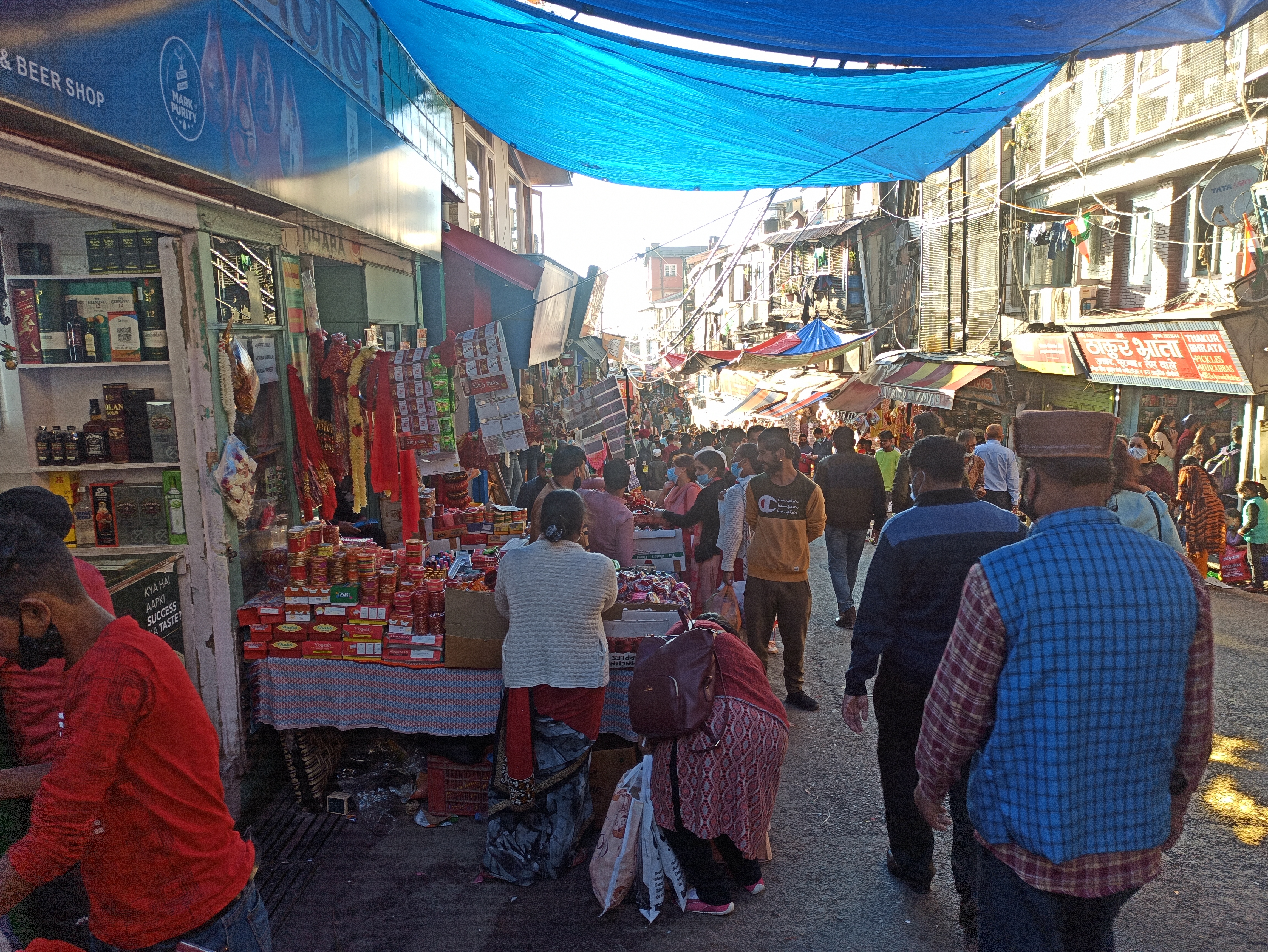 huge crowd in markets of shimla before karwachauth