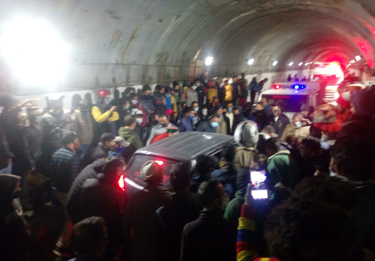 Ruckus by women in dhalli tunnel shimla