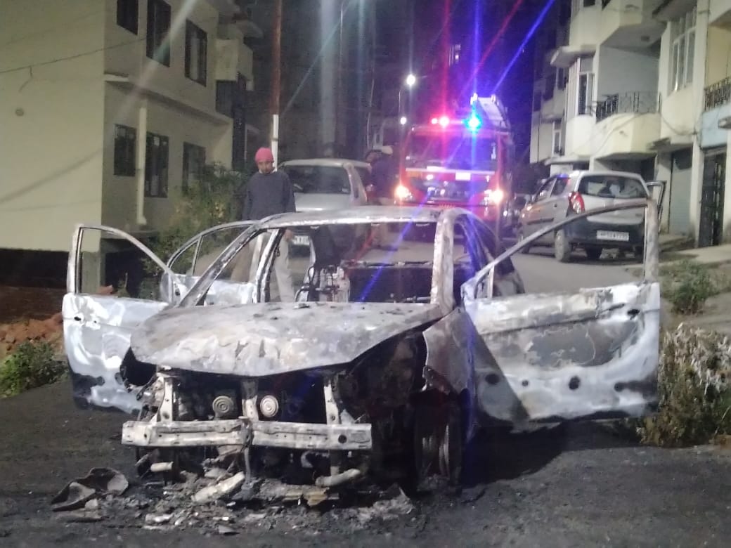 fire caught in car in kangnadhar shimla