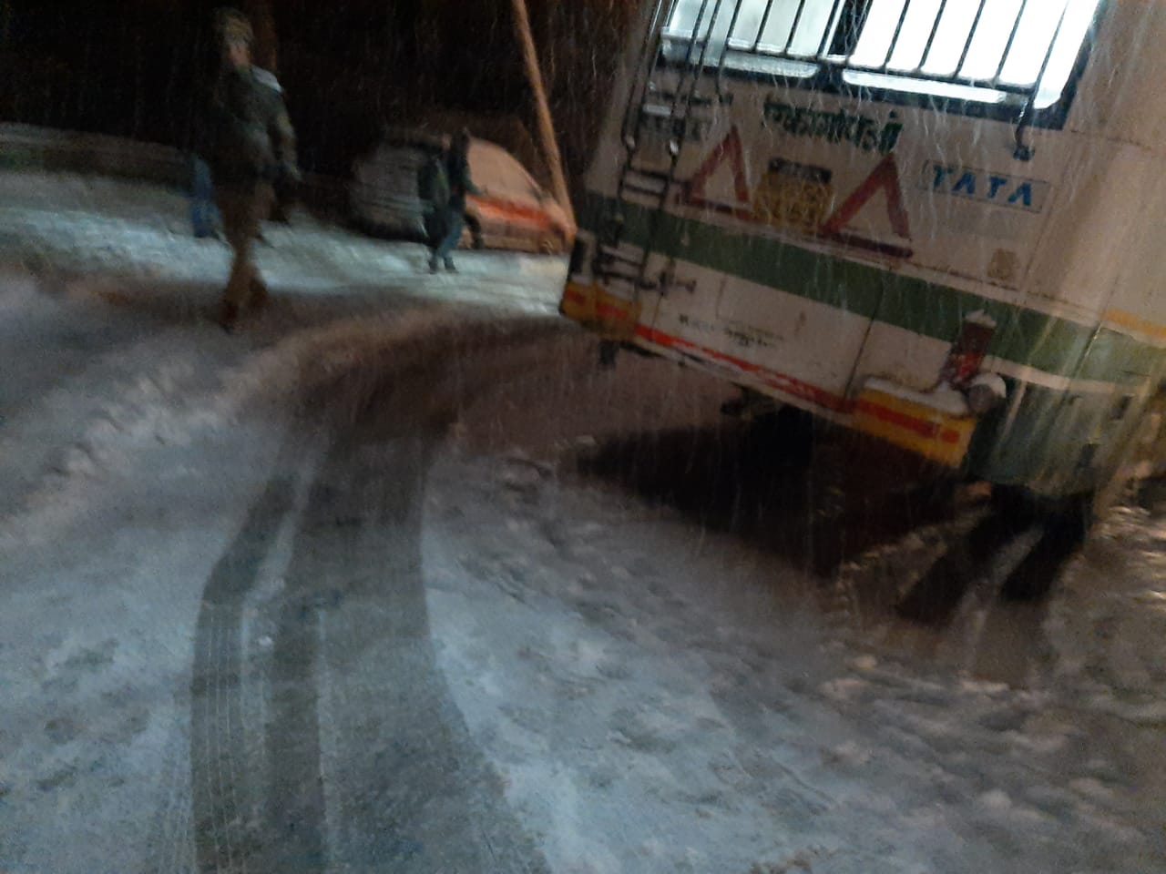 vehicle stuck in kufri road due to snow in shimla