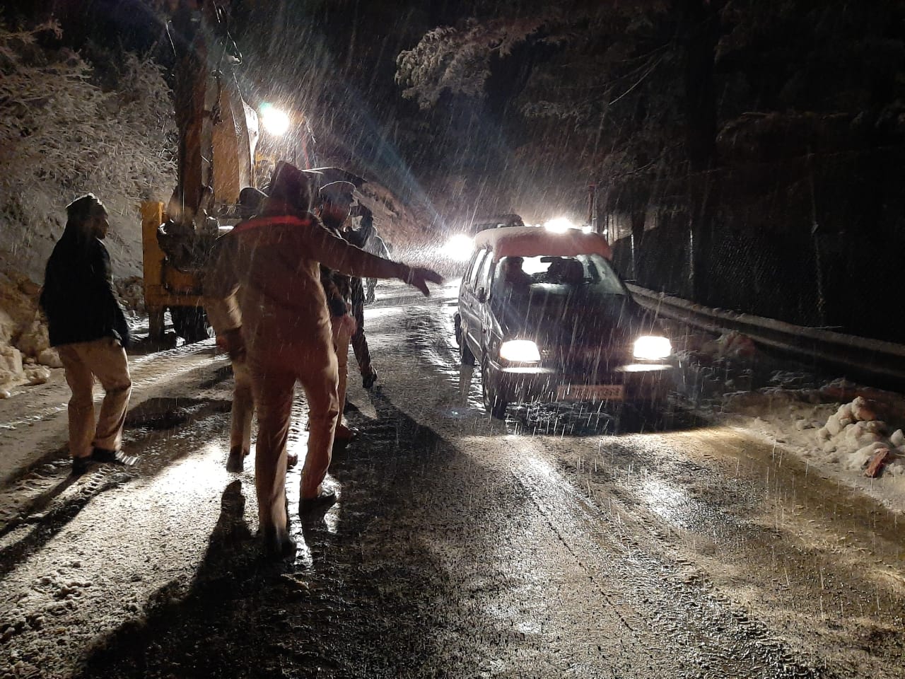 vehicle stuck in kufri road due to snow in shimla