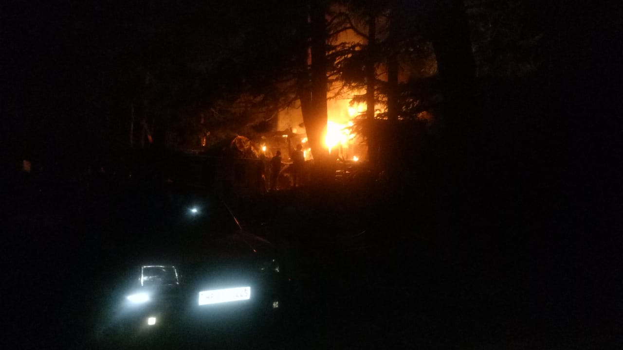 Fierce fire near Holly-Lodge in Jakhu shimla