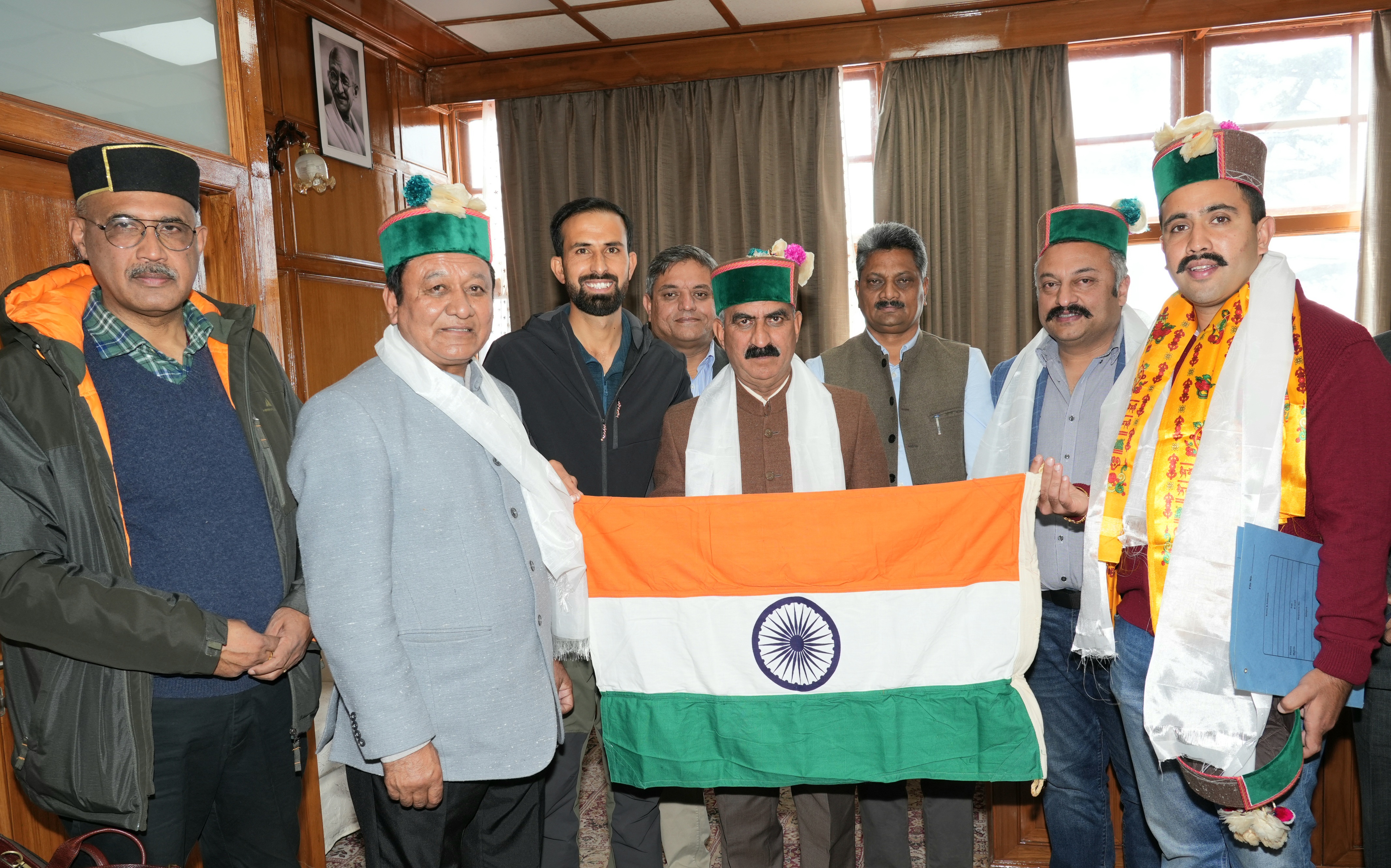 Mountaineer Amit Negi met the Chief Minister