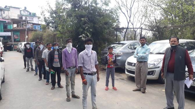 Shimla Press Club distributes food