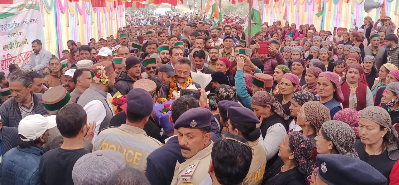 नावर क्षेत्र टिक्कर में शिक्षा मंत्री रोहित ठाकुर के सम्मान में अभिनंदन समारोह