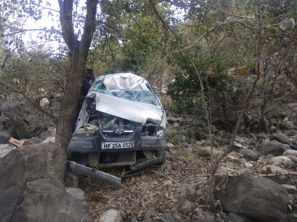 two road accident in rampur, रामपुर में दो अलग-अलग वाहन दुर्घटनाओं में 1 की मौत, एनएच पांच पर सिंगापुर के समीप एक्सीडेंट, डीएसपी अभिमन्यु, तकलेच में एक वाहन दुर्घटना ग्रस्त, ईटीवी भारत