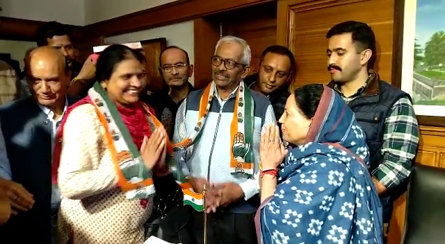 Former BJP councilor Manoj Kuthiala joins Congress