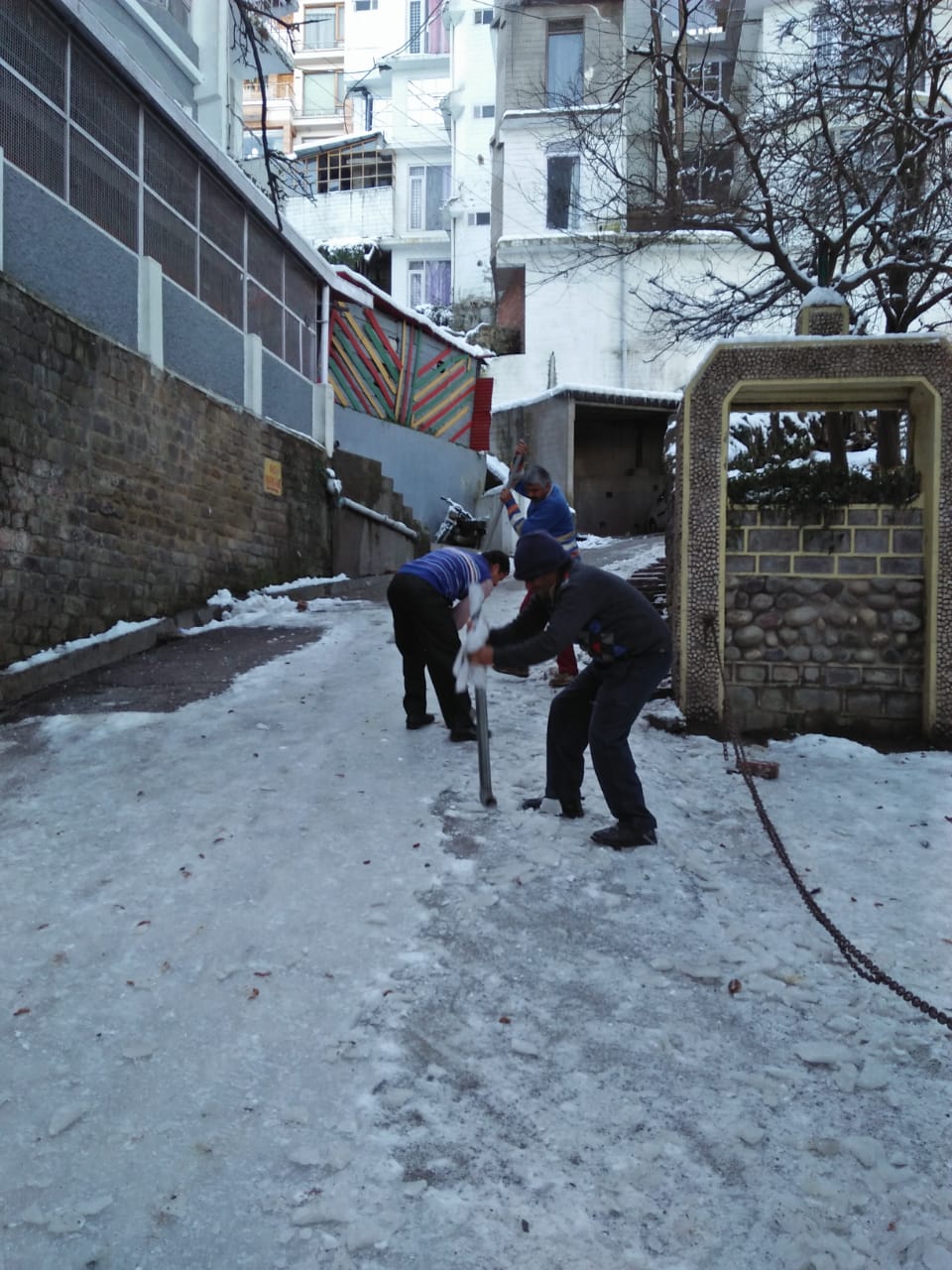 830 road closed due to snowfall in shimla