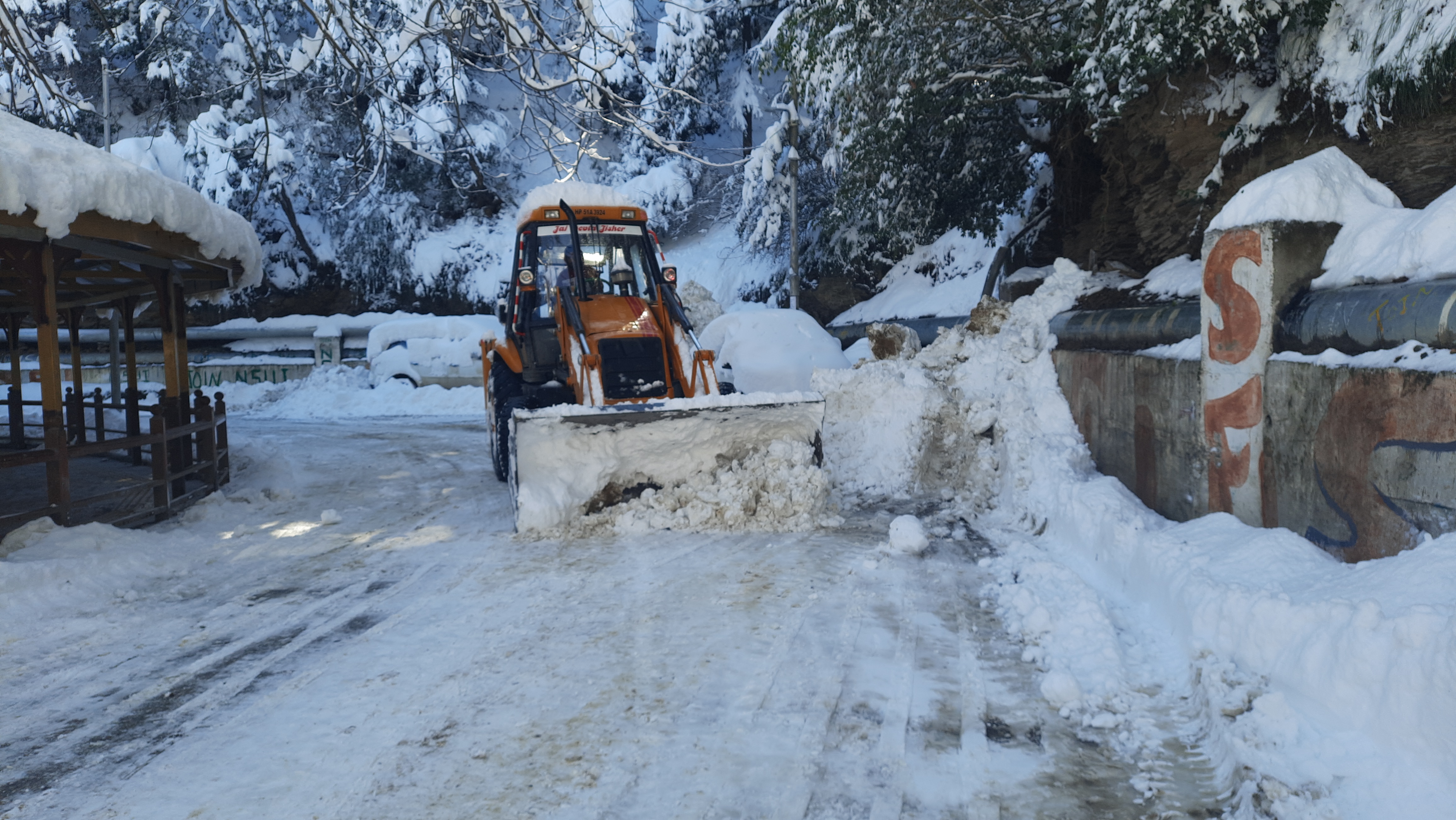 road closed in shimla due to snowfall