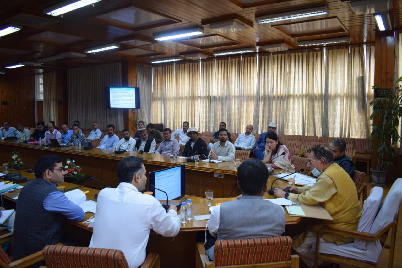 meeting with officials regarding preparations for apple season in Himachal