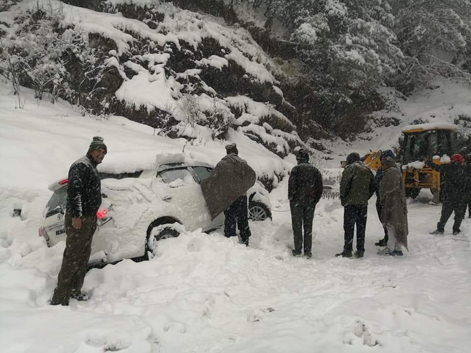 Haryana youths stuck in Narkanda due to heavy snowfall in shimla