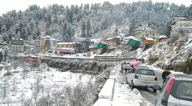 Tourists in kufri during snowfall in himachal pradesh