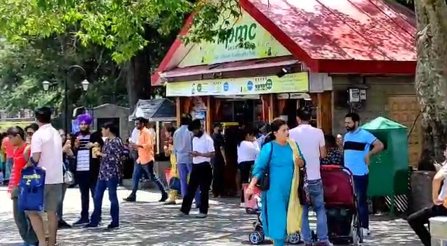 Tourists enjoying the weather in Himachal