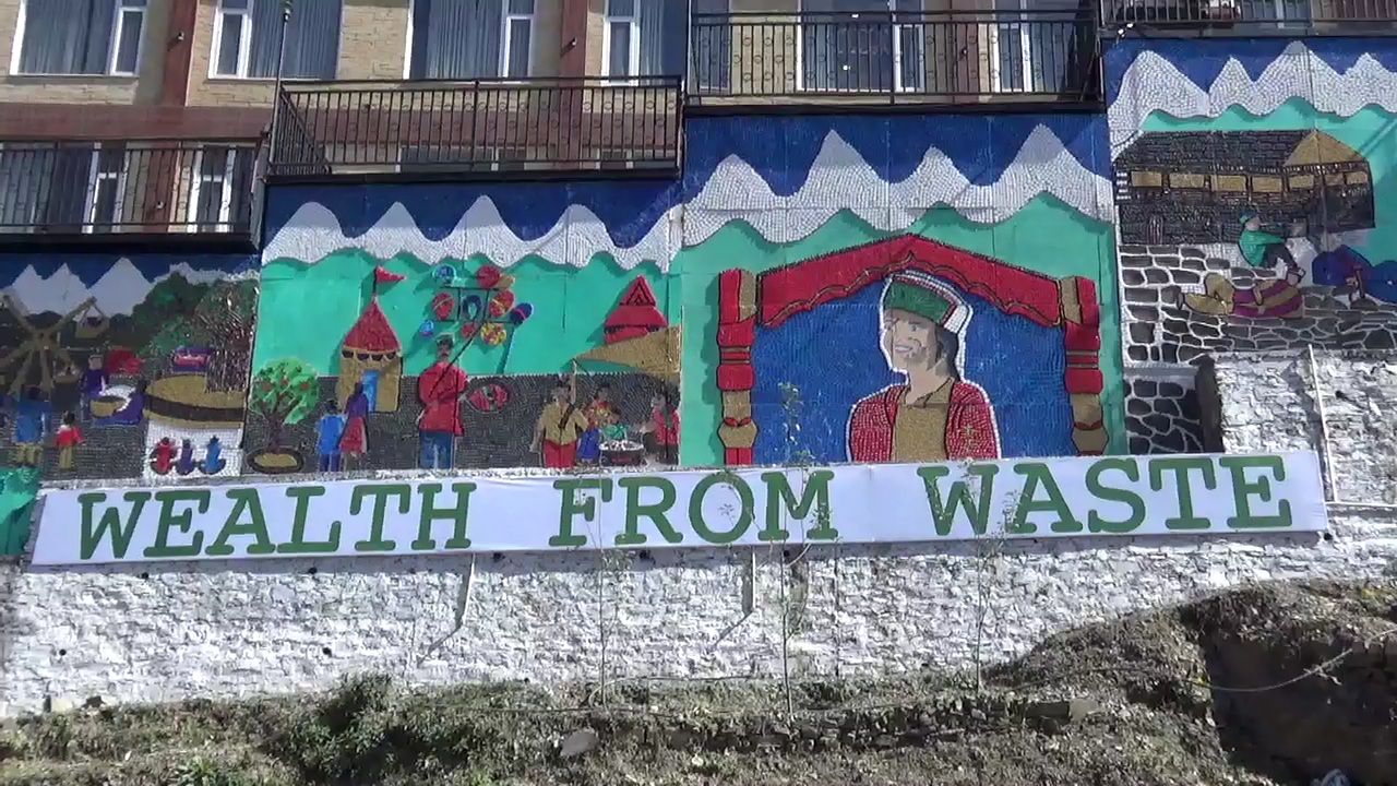 tourists-reaching-shimla-to-see-the-great-wall-made-of-waste-bottle-caps