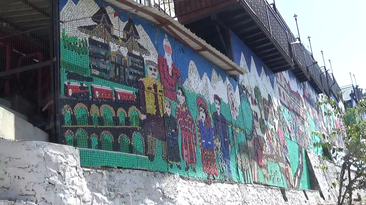 tourists-reaching-shimla-to-see-the-great-wall-made-of-waste-bottle-caps