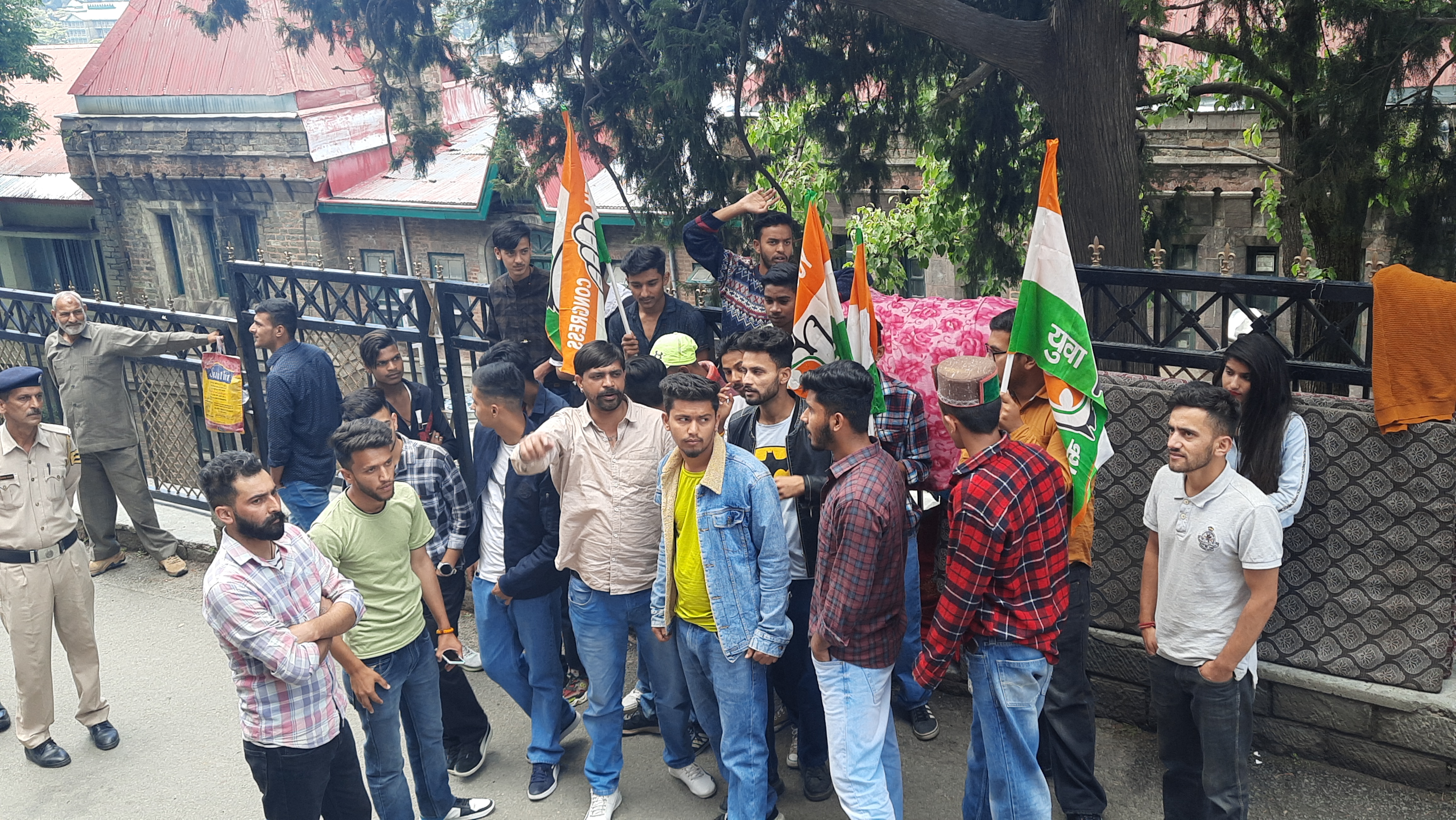 NSUI protests against DGP and Himachal government