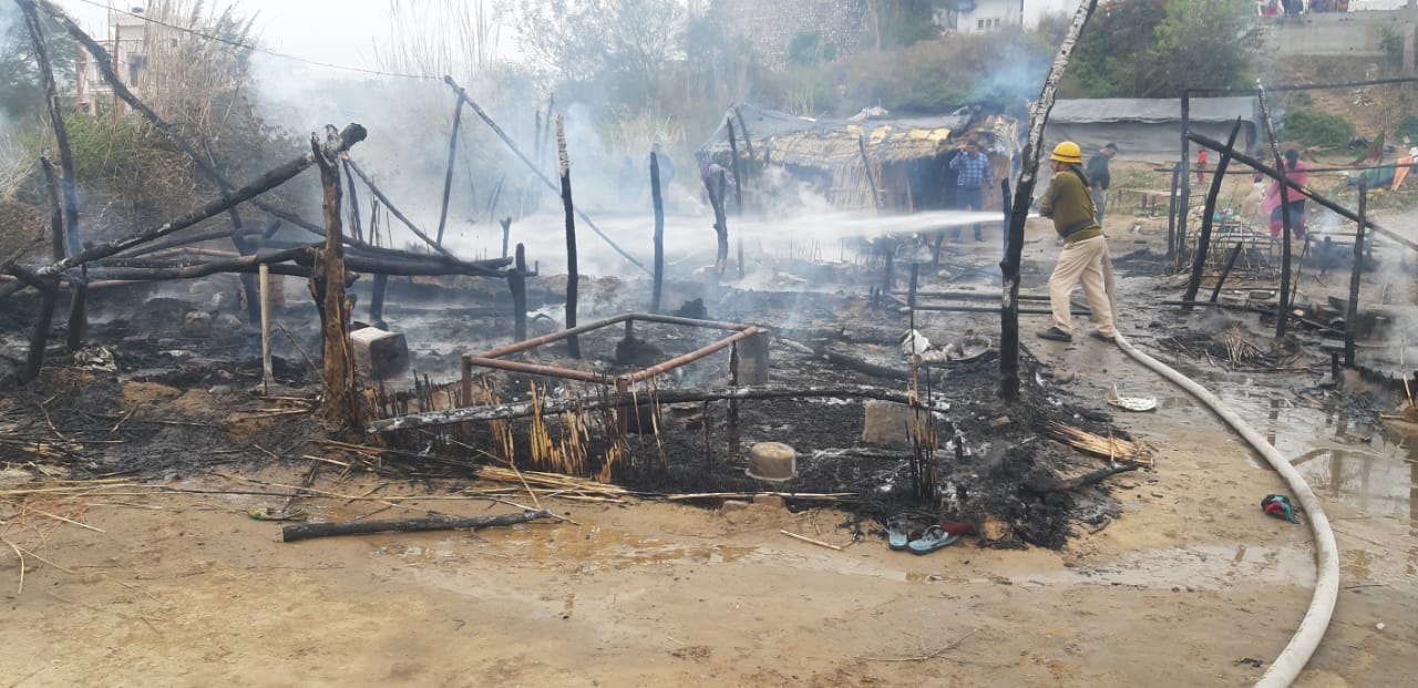 Slums fire in Rakkad una, रक्कड़ में झुग्गियों में लगी आग