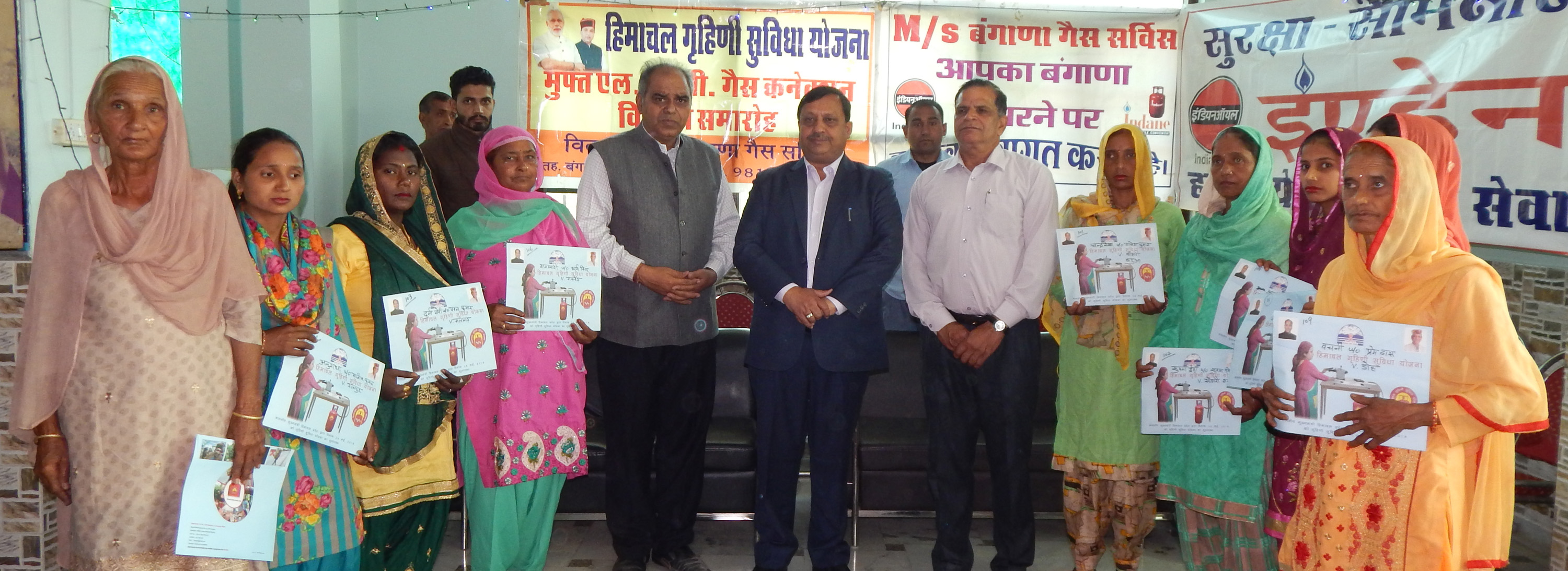 Panchayati Raj Minister Virendra Kanwar distributed 238 free gas connections in bangana una