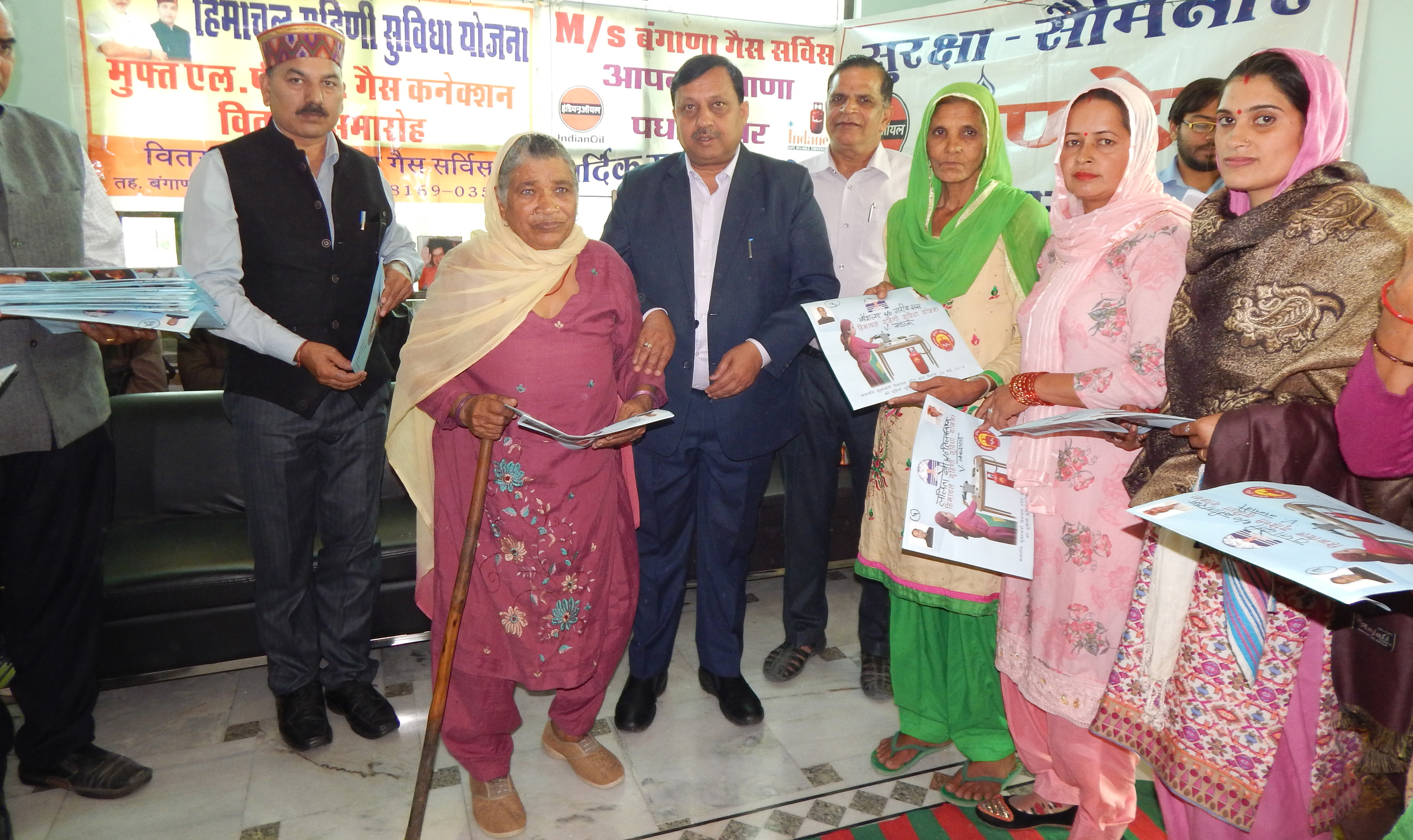 Panchayati Raj Minister Virendra Kanwar distributed 238 free gas connections in bangana una