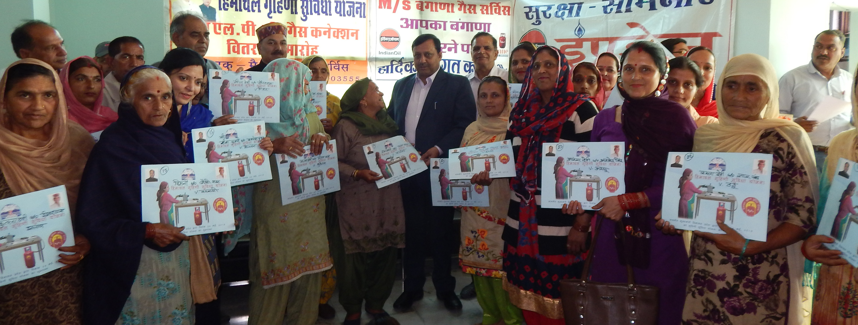 Panchayati Raj Minister Virendra Kanwar distributed 238 free gas connections in bangana una