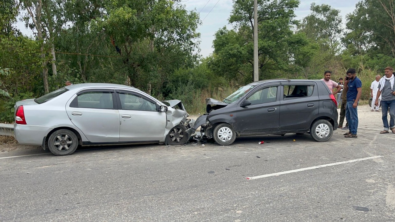 Two Cars Collide in Una