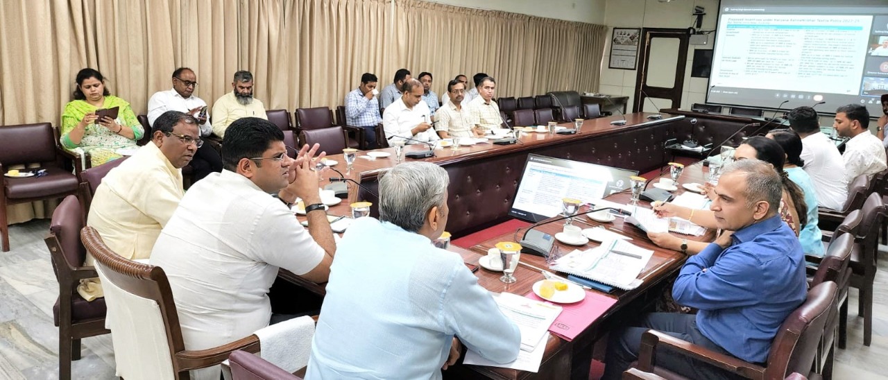 Deputy CM Dushyant Chautala held a meeting in delhi