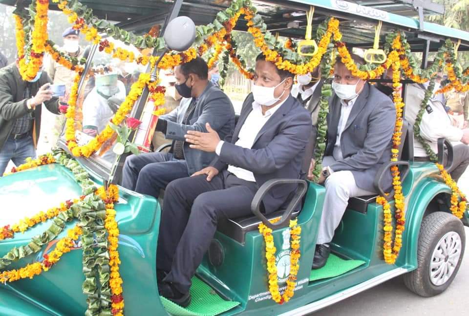 chandigarh administration started operating solar cars on Sukhna lake