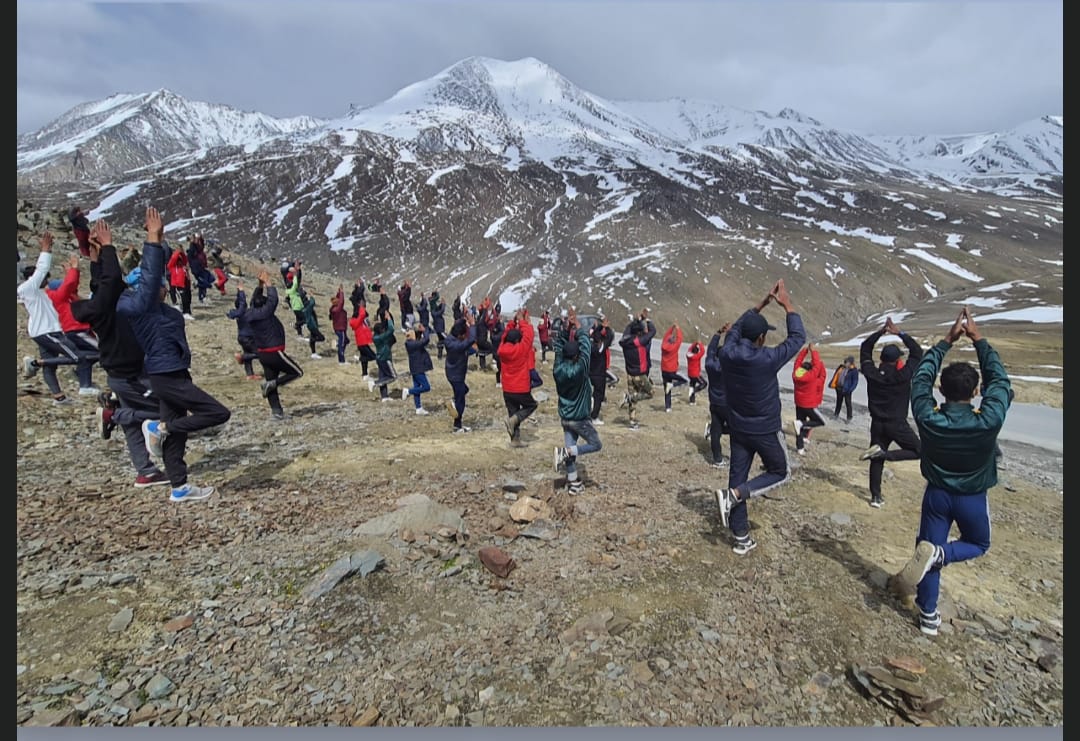 Haryana student yoga on Baralacha peak