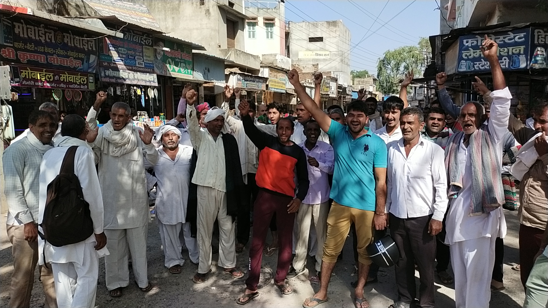 Farmers created ruckus for not getting DAP fertilizer in charkhi dadri