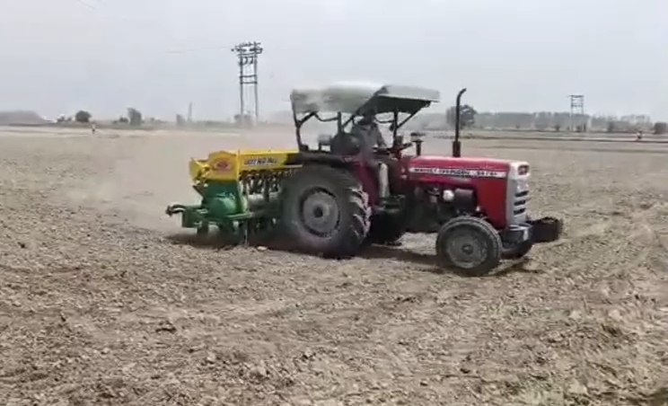 धान की सीधी बिजाई कर रहे किसान