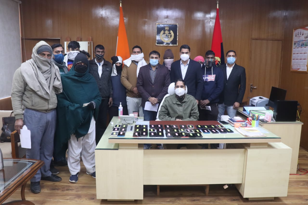 Hisar Police returned stolen mobile phones to 45 people