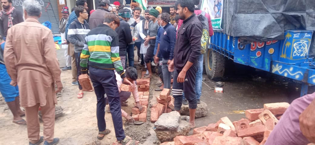 jhajjar troubled by the rain, farmers started concrete construction on the tikri border