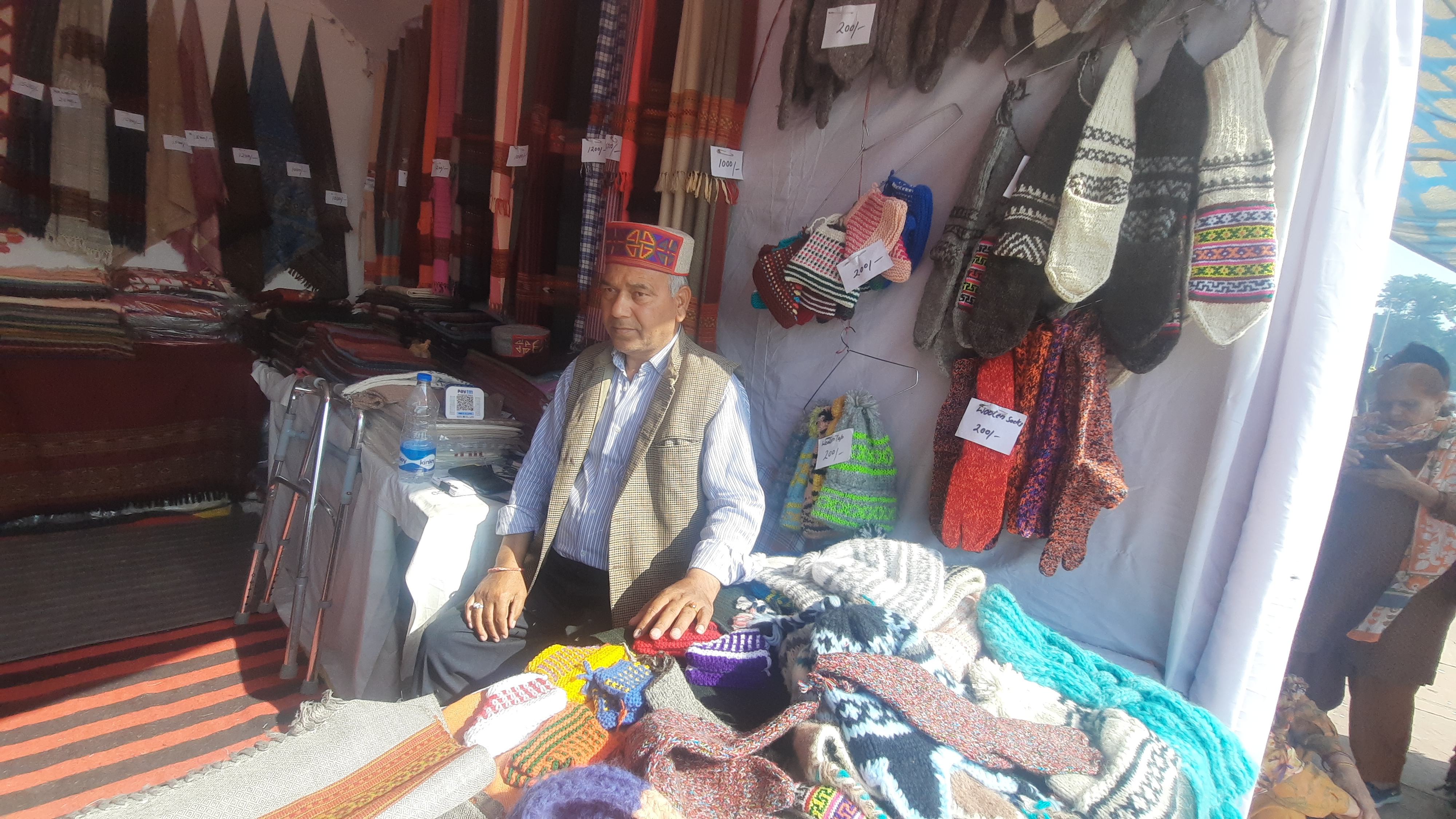 international gita festival kullu traditional shawl became choice of tourists in festival